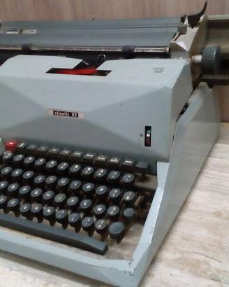 macchina da scrivere olivetti 82