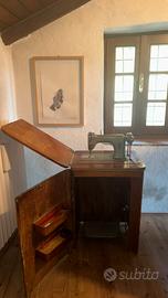 Macchina da cucire d’epoca con mobiletto originale