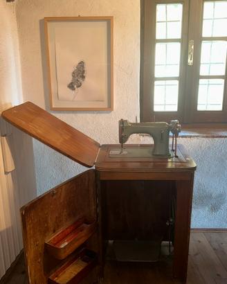Macchina da cucire d’epoca con mobiletto originale