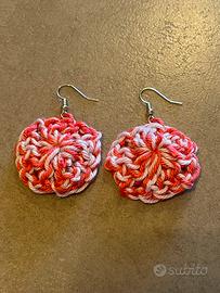 Orecchini pendenti rosa all’uncinetto