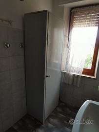 Armadietto alto in metallo con serratura – robusto