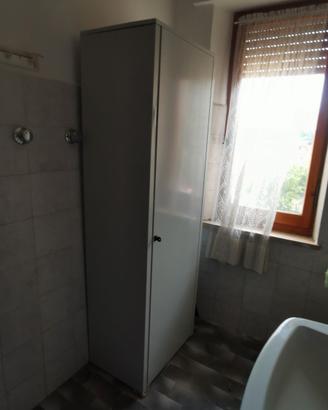 Armadietto alto in metallo con serratura – robusto