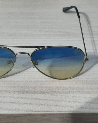 Occhiali da sole gialli e blu