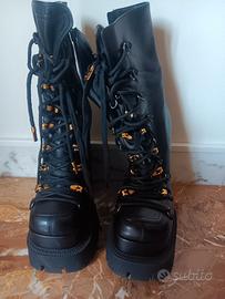 stivale versace da sfilata aevitas in pelle nero