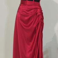 gonna fatta a mano in rasatello morbido rosso