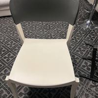 4 sedie in plastica impilabili.