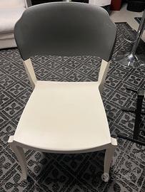 4 sedie in plastica impilabili.