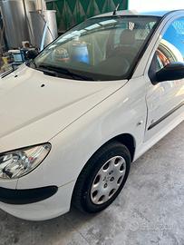 Autocarro Peugeot 206