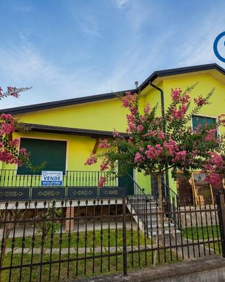 Villa singola in centro a Polesella con garage e g