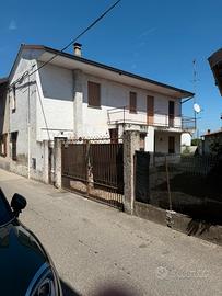 Casa su 2 livelli 60 mq ciascuno con ampio terreno