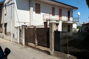 Casa su 2 livelli 60 mq ciascuno con ampio terreno