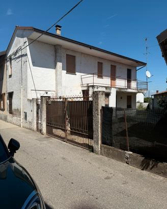 Casa su 2 livelli 60 mq ciascuno con ampio terreno