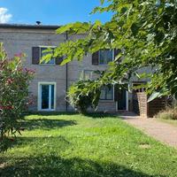 Voghenza - Casa con giardino e magazzino