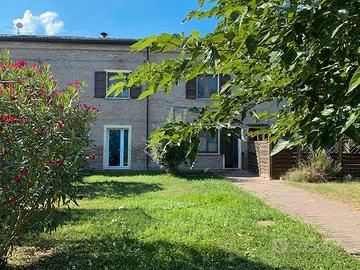 Voghenza - Casa con giardino e magazzino