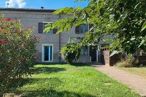 Voghenza - Casa con giardino e magazzino