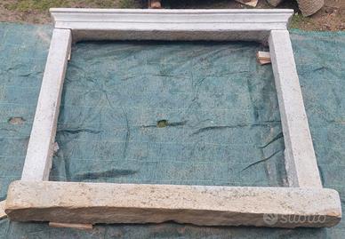 Antica cornice per camino in pietra naturale