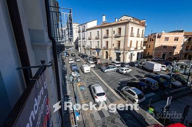 APPARTAMENTO SU DUE LIVELLI AFFACCIATO SU CORSO MA