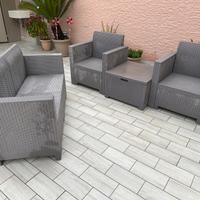 Set divanetto con poltrone e tavolino