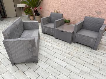 Set divanetto con poltrone e tavolino