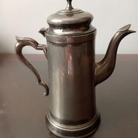 Caffettiera antica in peltro