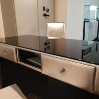 scrivania a due cassetti in legno,e cristallo nero