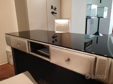 scrivania a due cassetti in legno,e cristallo nero