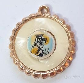 Antico Ciondolo religioso in madreperla Madonna