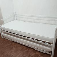 Letto singolo con letto estraibile e due materassi