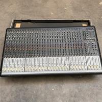 Mixer mackie onyx 32.4 con flight case