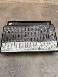 Mixer mackie onyx 32.4 con flight case