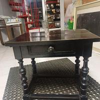 Tavolino antico in legno con gambe tornite