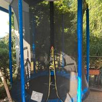 trampolino elastico con rete di protezione