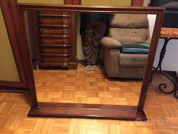 Grande specchio da bagno con cornice in legno