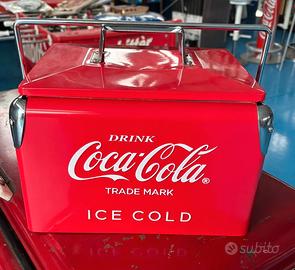 Ghiacciaia Coca Cola con logo in rilievo