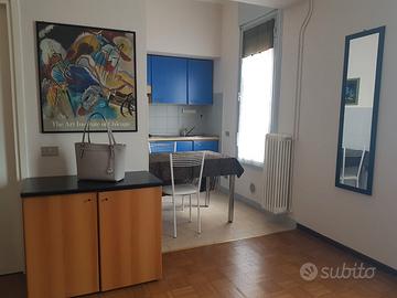 Como mono arredato con cantina