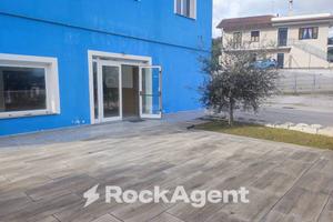 LOCALE COMMERCIALE CON AREA ESTERNA