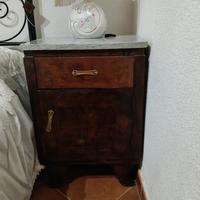 Due comodini più armadio antichi.