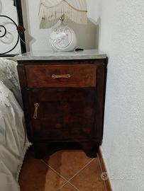 Due comodini più armadio antichi.