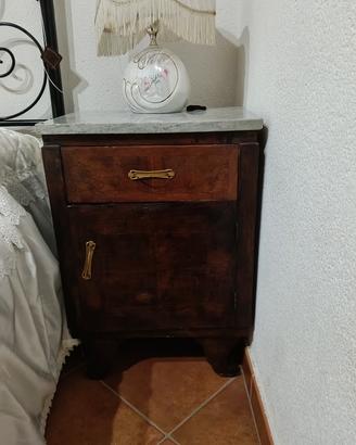 Due comodini più armadio antichi.