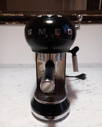 Macchina caffe Smeg 50 stile nero lucido