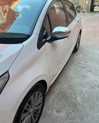 Peugeot 208 gpl di serie