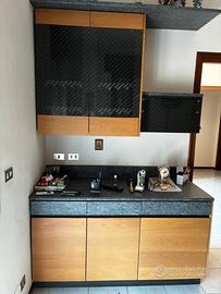Cucina con frigorifero e freezer