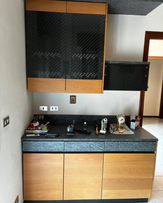 Cucina con frigorifero e freezer