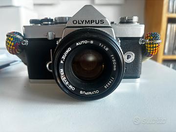 Olympus OM-1 SLR 35 mm con obiettivi Zuiko