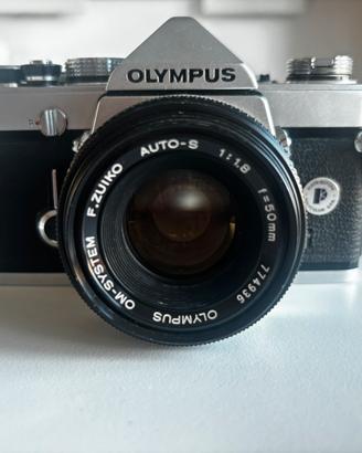 Olympus OM-1 SLR 35 mm con obiettivi Zuiko