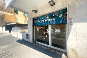 Jonio - locale commerciale con una vetrina