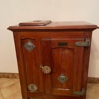 Antica ghiacciaia da negozio vintage