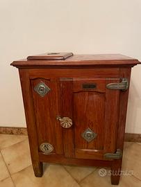 Antica ghiacciaia da negozio vintage