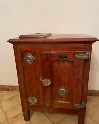 Antica ghiacciaia da negozio vintage