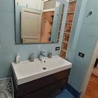 Mobile bagno sospeso con lavello e specchio